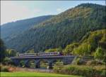 - Herbststimmung – Der Triebzug Z 2013 befhrt am 10.10.2012 die Sauerbrcke in der Nhe von Michelau auf seiner Reise von Luxemburg nach Wiltz.