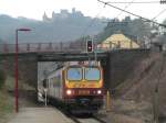 Blick vom Bahnhof Michelau auf die Regionalbahn Richtung Luxemburg, Zug 2009. Im Hintergrund die Burg Bourscheid. 6.4.2013