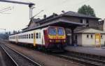 Am 21.05.1998 hlt der CFL ET 2021 auf der Fahrt in Richtung Troiverges   im Bahnhof Ettelbrck.