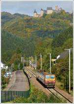 . Leuchtende Farben – Die herbstliche Sonne ermglicht die Farben des Triebzuges auch in der Natur wiederzufinden. 

Der Z 2007 hat soeben als RB 3209 Luxembourg - Wiltz den Bahnhof von Michelau verlassen und fhrt der Burg Bourscheid entgegen. 19.10.2013 (Jeanny)