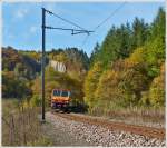 . Goldener Oktober - Die eingleisige Stichstrecke Kautenbach - Wiltz fhrt durch das idyllische Tal der Wiltz (Wolz) und bietet einige schne Fotomotive. 

Der Z 2014 war am 22.10.2013 als Schlerverstrkungszug zwischen Wiltz und Kautenbach in der Nhe von Merkholtz unterwegs. (Hans)