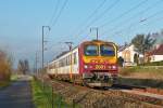 . Frhlingshafte Temperaturen -  Am 14.12.2015 gab es am Nachmittag ein paar Sonnenstrahlen und so profitierte ich mal wieder an der Bahnstrecke zwischen Lintgen und Mersch entlangzuwandern, dabei konnte der Triebzug Z 2001 in der Nhe von Rollingen bildlich festgehalten werden. (Hans)