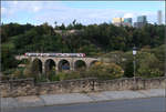 Unter dem Fort Thüngen -

... das Pfaffenthal-Viadukt mit einem Dosto-Triebzug.

Luxemburg, 03.10.2017 (M)