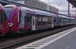 CFL 2220, ganz mit einer Werbung beklebt, hält auf dem Weg nach Troisvierges im Bahnhof von Mersch. 03.2026