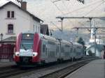 Triebzug 2208 bei der Abfahrt in Richtung Luxemburg im Bahnhof von Kautenbach.