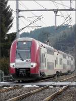 Am 02.02.09 durchfhrt der Triebzug 2202 die Ortschaft Enscherange auf ihren Weg von Luxemburg nach Troisvierges.
