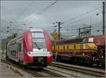 Die Computermaus 2202 verlsst am 07.11.09 den Bahnhof von Ettelbrck in Richtung Diekirch, whrend die 1805 mit einem Gterzug auf Fahrtfreigabe wartet.