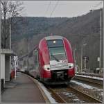 Der Triebzug 2208 erreicht am 10.02.10 die Haltestelle Drauffelt.