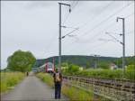 . Fotografen an der Bahnstrecke - Whrend einer der Fotografen sich seelenruhig der Fauna am Wegesrand widmet, hat der andere die Bahnfauna im Visier, welche in Form der Computermaus Z 2201 am 15.06.2013 in der Nhe von Lintgen durch das Alzettetal braust. (Jeanny)