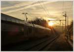 . Sonnenaufgang – Am frostigen Morgen des 16.12.2013 erreicht der IR 3708 Luxembourg – Troisvierges pünktlich zum Sonnenaufgang den Bahnhof von Wilwerwiltz. (Jeanny)