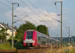 . Abendlicht im Alzettetal - Das hohe Gras verdeckt leider etwas die Sicht auf die Computermaus Z 2203, als diese am 01.08.2014 als RB 3419 Luxembourg - Ettelbrck am Wanderweg zwischen Lintgen und Mersch in der Nhe von Rollingen vorbeibraust. (Jeanny)