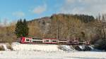 . Winter an der luxemburgischen Nordstrecke - Die Februarsonne schaffte es noch nicht ganz, die Brcke ber die Woltz  vollstndig auszuleuchten, als die Computermaus Z 2203 als RE 3839 Troisvierges - Luxembourg am 04.02.2015 durch das verschneite Tal der Woltz zwischen Sassel und Maulusmhle fuhr. (Hans)