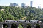 LUXEMBOURG, 20.06.2023, ein CFL-Zug der BR 2300 (nach Wasserbillig) überquert den Eisenbahnviadukt Pulvermühle (oder Biisserbréck) über die Alzette; im Hintergrund Gebäude auf dem Kirchberg-Plateau