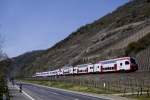 Kombinierter RE 1 Mannheim - Koblenz und RE 11 Luxemburg - Koblenz in den Weinbergen bei Müden/Mosel, 10.4.15.