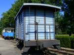 Güterwagen ex CFL 517 Kf und im Hintergrund Personenwagen ex CFL C3f als Monument im ehemaligen Bahnhof von Niederpallen auf der ehemaligen Schmalspurstrecke (Spur 1m) von Noerdange nach