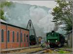 Der Museumszug verlsst den Bahnhof Fond de Gras in Richtung Ptange, vorbei an der neuen Reparaturwerstatt aus roten Backsteinen.