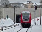 Die RB 3210 erreicht am 05.12.2010 im leichten Schneegestber den Endbahnhof Wiltz, whrend die Anzeige schon fr die Rckfahrt nach Luxemburg Stadt umgeschaltet ist.