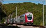 - Goldener Oktober - Vor der Kulisse des herbstlich gef�rbten Waldes f�hrt die RB 3240 Wiltz - Luxembourg durch Erpeldange/Ettelbr�ck.