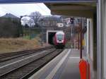 Steuerwagen 002 kommt mit Zug RB 3212 nach Verlassen der Unterfhrung im Bahnhof von Wiltz an.