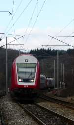 Steuerwagen 014 kommt aus Richtung Drauffelt und fhrt kurz nach 14 Uhr an der Ortschaft Enscheringen vorbei.