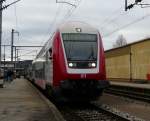 Der Zugfhrer schaut zum Seitenfenster heraus und wartet auf das Abfahrtsignal des Schaffners am Bahnsteig in Ettelbrck zur Weiterfahrt in Richtung Wiltz. 20.01.08