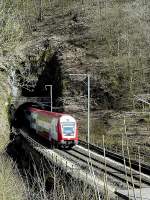 Steuerwagen 008 kommt aus dem Tunnel  Fitscherhaff  und fhrt ber die Sauerbrcke in Richtung Goebelsmhle.