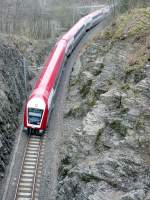 Durch diese hohle Gasse muss er kommen! RB 3216 nach Wiltz fotografiert von einer kleinen Brcke in der Nhe von Merkholtz am 08.04.08.