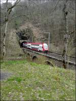 Ein Glck, dass auf dem Schild rechts im Bild  Fischen verboten  steht und nicht  Fotografieren verboten ! RB 3216 nach Wiltz verlsst den Tunnel  Fischterhaff  in der Nhe von Goebelsmhle am