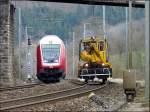 Steuerwagen 004 nhert sich am 17.04.08 mit RE 3766 dem Bahnhof von Wilwerwiltz in Richtung Troisvierges und begegnet dem Dienstfahrzeug 1054, welches dort wartet.