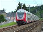 Steuerwagen 004 an der Spitze des IR 3716 nach Troisvierges braust am 25.05.08 durch die Ortschaft Enscherange.