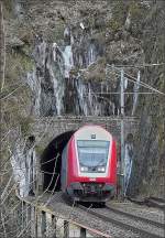 Das Tunnelportal in Goebelsmhle ist von Eiszapfen umrahmt, als am 01.02.09 der Steuerwagen 008 den Tunnel verlsst.