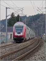 Der Regionalexpress (Verstrkungszug) nach Troisvierges fhrt am 19.03.09 durch die Ortschaft Enscherange, geschoben von einer Lok der BR 3000.