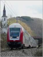 Die Kirche von Michelau mit der RB Luxemburg-Wiltz von unten fotografiert am 29.03.09.