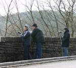Kommt etwas besonderes? Gespannt warten Bahnbilderfotografen auf einen Zug.