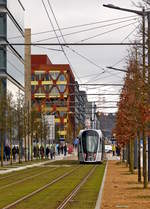 Auf der Suche nach geeigneten Fotostelle in Luxembourg-Kirchberg - An der Kreuzung von dem Boulevard Konrad Adenauer und der Avenue John F. Kennedy verleitete mich die lange Gerade der Schienen zum Nachschuss auf den CAF Urbos von LUXTRAM S.A. 12.12.2017 (Jeanny)