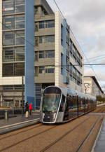 Zusammen mit unserem Besuch aus Berlin nutzten wir die neue luxemburgische Straenbahn schon sehr ausgiebig. Ohne den Umweg ber den Hauptbahnhof Luxembourg Gare Centrale machen zu mssen, erreichten wir den Stadtteil Kirchberg ber die Standseilbahn und die Tram viel direkter und zeitsparender. Das Foto zeigt einen CAF Urbos von LUXTRAM S.A. kurz vor der Haltestelle Alphonse Weicker in Luxembourg-Kirchberg. 30.12.2017 (Hans)