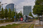 Straßenbahnfahrzeug, an der Haltestelle Europaparlament auf dem Plateau Kirchberg in der Stadt Luxemburg.