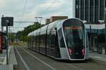 Straßenbahn Fahrzeug an der Haltestelle Philharmonie, auf dem Plateau Kirchberg, in Richtung Hauptbahnhof unterwegs.