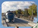 Die Straenbahnhaltestelle Faencerie in der Alle des Rsistants et des Dports in Luxembourg-Limpertsberg und ein CAF Urbos von LUXTRAM S.A.