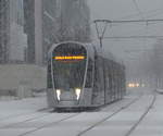 Straßenbahn im Schneegestöber: Schon am ersten Betriebstag musste die Luxemburger Straßenbahn ihre Schneetauglichkeit unter Beweis stellen. Gut zwei Wochen später, am 29.12.2017 schneite es erneut. Ein Unfall mit einem Auto und eine weitere Störung sorgten diesmal für einen unregelmäßigen Betrieb. Luxemburg Kirchberg, 29.12.2017