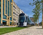 Drei neue Haltestellen fr die Straenbahn - Die leichte Steigung der Alle Scheffer in Luxembourg-Ville, wo teils begrnte Gleise liegen, eignet sich hervorragend um den fotogenen CAF Urbos von