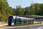 Drei neue Haltestellen fr die Straenbahn – Am Ple d’change Rout Brck-Pafendall senkt die Tram den Pantografen. Von nun an schafft sie es  oben ohne . Zunchst geht es ber die Rote Brcke bis zur Haltestelle Theater. Dort angekommen, wird unter dem Fahrzeug eine Kufe ausgefahren, die eine Verbindung zu einem dritten Gleis am Boden herstellt. Auf diesem Weg wird das Fahrzeug mit Strom versorgt. Von dem Vorgang bekommt von den Passagieren niemand etwas mit. Nach 20 Sekunden ist genug Energie  getankt  – es kann weitergehen, den Glacis entlang. Mit den drei neuen Haltestellen erstreckt sich die Tramstrecke jetzt ber 5,7 Kilometer. 27.07.2018 (Jeanny)