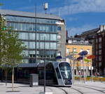 Farbige Straßenbahntüren und Schattenspender harmonieren perfekt - 29.7.2018 am Theater in Luxemburg.