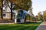 ber den grnen Teppich - Zwischen den Haltestellen Streplatz/Etoile und Faencerie in Luxembourg-Ville Haute fhrt die Tram ohne lstige Masten ber einen grnen Teppich am Cimetire Notre-Dame, dem