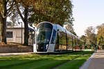 ber den grnen Teppich - Zwischen den Haltestellen Streplatz/Etoile und Faencerie in Luxembourg-Ville Haute fhrt die Tram ohne lstige Masten ber einen grnen Teppich am Cimetire Notre-Dame, dem