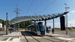 Geschwungenes Dach - An der vorlufigen Endhaltestelle Luxexpo fahren die CAF Urbos von LUXTRAM S.A. unter einem schn geschwungenen Dach hindurch, es bleibt die Frage ob das Dach nur Deko ist oder auch den Zweck eines Daches bei schlechtem Wetter erfllt? 23.08.2018 (Jeanny)