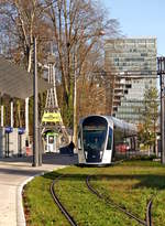 Ein tramhaftes Jahr - Unerwarteter weise lie sich die Sonne am 11.12.2018 in der luxemburgischen Hauptstadt blicken, sodass der CAF Urbos von LUXTRAM S.A. beim Verlassen der Haltestelle Rout Brck - Pafendall in Luxembourg-Kirchberg abgelichtet werden konnte. Fast 400 000 Kilometer haben die Tramfahrzeuge seit der Inbetriebnahme vor einem Jahr zurckgelegt, allein in diesem Jahr waren es bereits 373 000. (Jeanny)