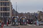 2 Straßenbahnfahrzeuge treffen sich an der Haltestelle „Hamilius“, in der Stadt Luxemburg, ab heute dem 13.12.2020 befördert die Straßenbahn Passagiere auch von der
