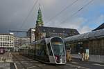 Die Tram nähert sich vom Streckenende der Haltestelle „Gare Central“ am Hauptbahnhof von Luxemburg. 13.12.2020