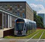 Straßenbahnfahrzeuge 115 kommt von der Haltestelle Phfafenthal - Kirchberg her am Theater vorbei gefahren und wird in Kürze den Halt Theater erreichen. 07.2021 (Jeanny)